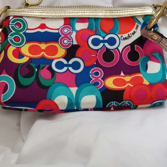 Coach Wristlet SOLD OUT - Picture 5 of 6